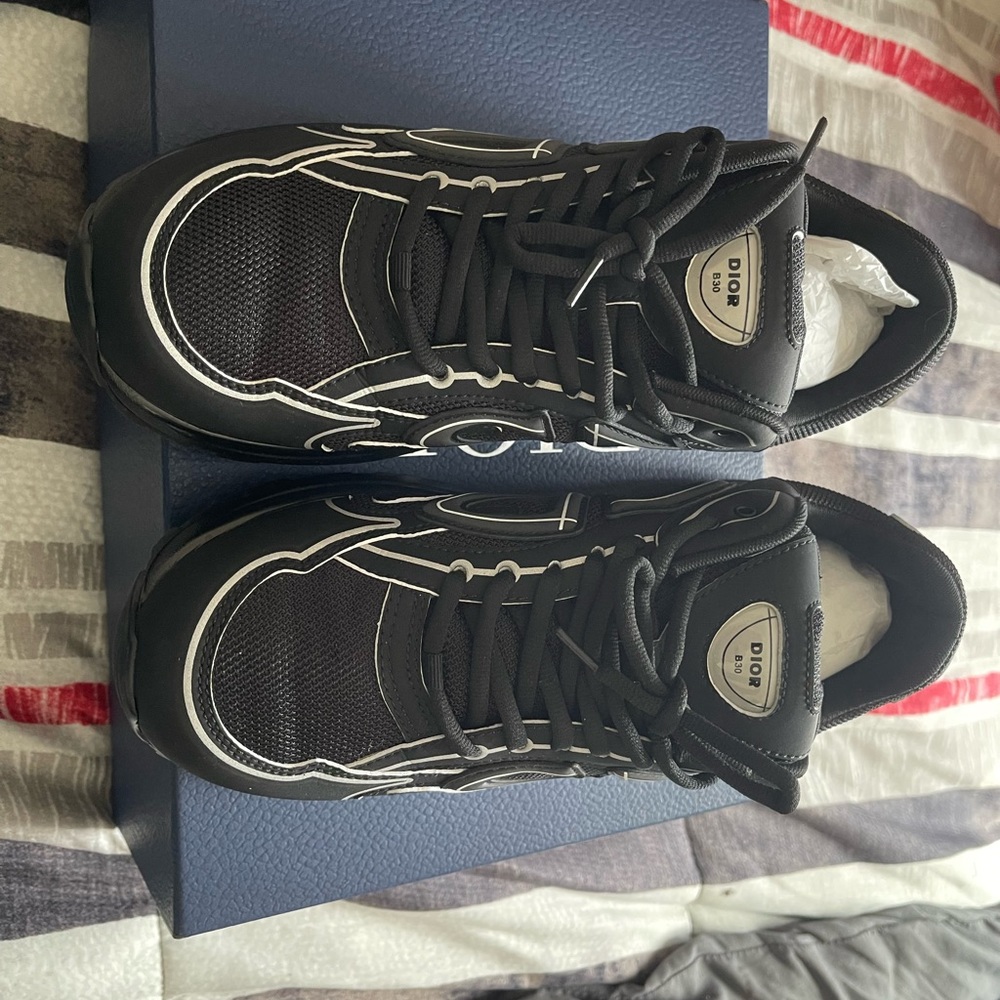Dior sneaker only been worn 3 time
